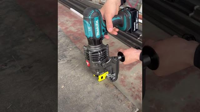Аккумуляторный дырокол по металлу от фирмы makita в действии Аккумуляторный дырокол по металлу от фирмы makita в действии