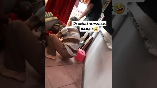 Di cebokin malah nangis Di cebokin malah nangis