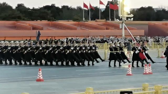2023年1月1日,北京天安门首次大型升国旗仪式,没想到这么多人! 2023年1月1日,北京天安门首次大型升国旗仪式,没想到这么多人!