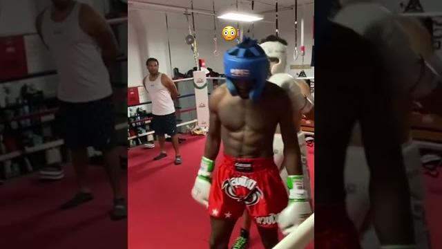 Grown bully gets taught a lesson by a 16 year old | hard amateur fight | amc boxing gym (part 1) Grown bully gets taught a lesson by a 16 year old | hard amateur fight | amc boxing gym (part 1)
