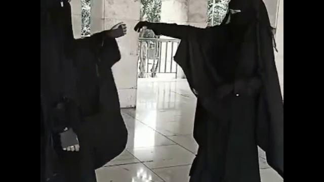 Wanita bercadar hitam Wanita bercadar hitam