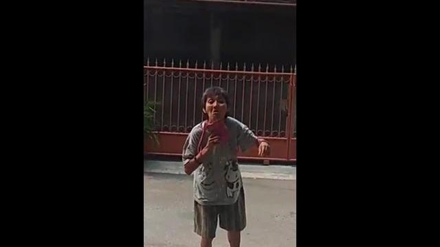 Viral!!! bocah ini ngatain orang gila di rumahnya sampai dikejar Viral!!! bocah ini ngatain orang gila di rumahnya sampai dikejar