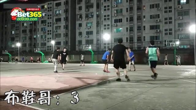 穿布鞋打篮球狂虐高中生!男子扬言帽翻道长,道长怒了与之单挑!【鹄途看球】 穿布鞋打篮球狂虐高中生!男子扬言帽翻道长,道长怒了与之单挑!【鹄途看球】