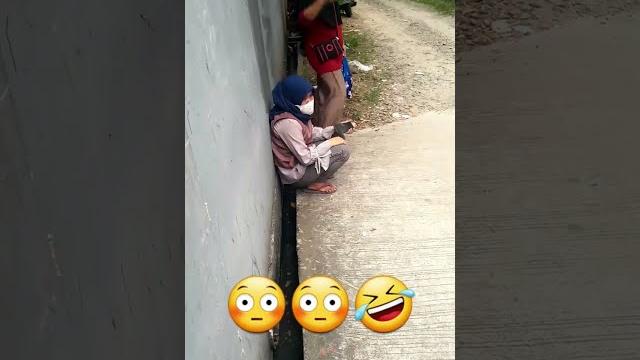 Cewe kebelet pipis akhirnya Cewe kebelet pipis akhirnya