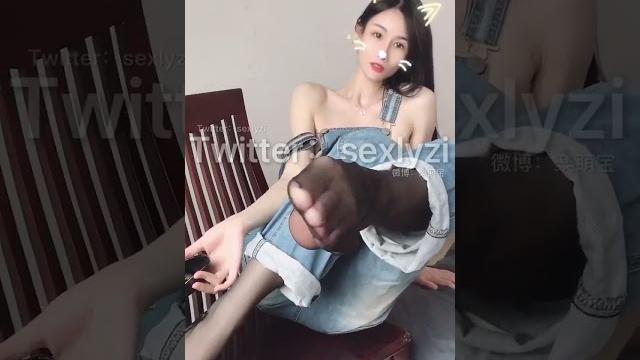 黑丝喜欢吗?想不想我来踩你,宝 黑丝喜欢吗?想不想我来踩你,宝
