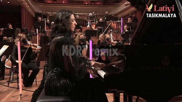 Es lilin - khatia buniatishvili piano live cover ( parodi ) Es lilin - khatia buniatishvili piano live cover ( parodi )