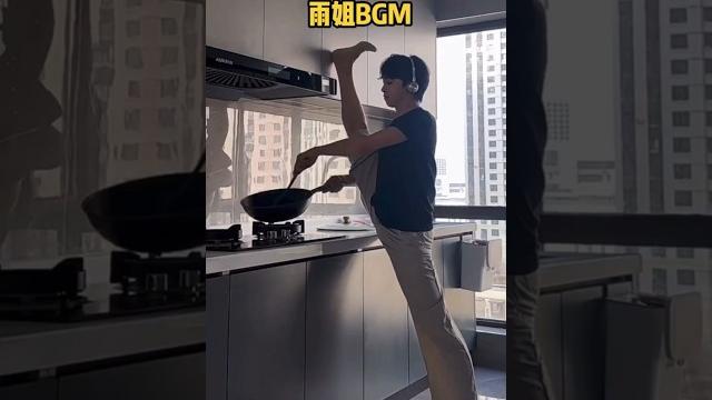 舞蹈生在家摆烂,听到雨姐bmg瞬间变勤劳小蜜蜂 #小麦肤色张力天#学跳舞#chinesedancer 舞蹈生在家摆烂,听到雨姐bmg瞬间变勤劳小蜜蜂 #小麦肤色张力天#学跳舞#chinesedancer