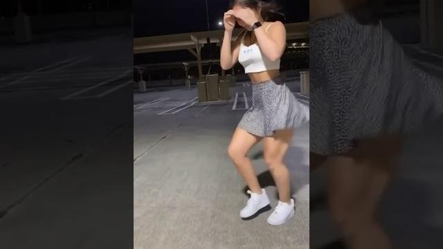 Mini etekli dunya güzeli kız dans ediyor Mini etekli dunya güzeli kız dans ediyor