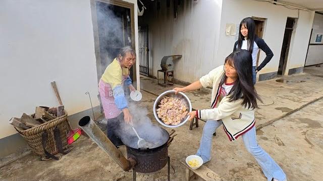 弟弟生日,攒了一年的心意炖进土鸡锅,家人围坐才是最好的仪式感on my brother's birthday, we stewed the local chicken in the pot. 弟弟生日,攒了一年的心意炖进土鸡锅,家人围坐才是最好的仪式感on my brother's birthday, we stewed the local chicken in the pot.