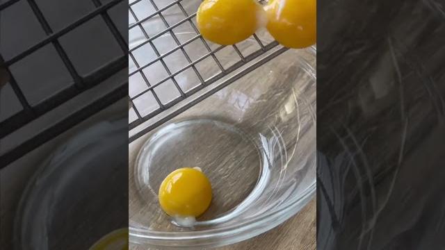 Kitchen hacks you need to know: separating egg yolks Kitchen hacks you need to know: separating egg yolks