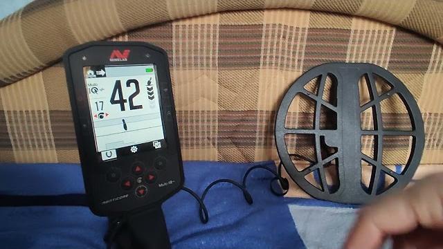 Minelab manticore и стопка монет. Minelab manticore и стопка монет.