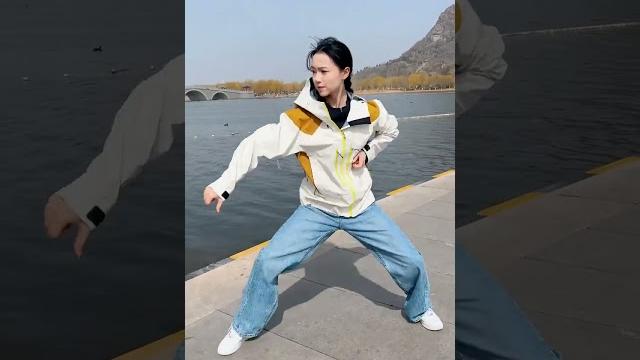 静如山岳,动如江河。一动无有不动,一静无有不静。 #太极 #武术 #中华武术博大精深 #内家拳 静如山岳,动如江河。一动无有不动,一静无有不静。 #太极 #武术 #中华武术博大精深 #内家拳