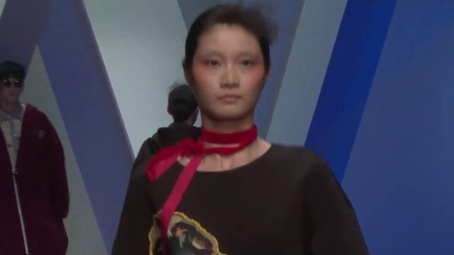 長腿大眼美女真空薄紗,胸前形狀超立體,大膽前衛,為時尚獻身沒錯了 長腿大眼美女真空薄紗,胸前形狀超立體,大膽前衛,為時尚獻身沒錯了