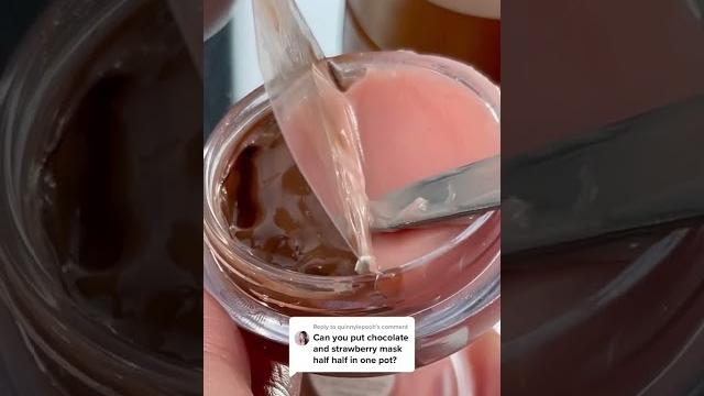 Mixing lip sleeping mask into one jar Mixing lip sleeping mask into one jar