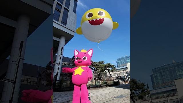 碰碰狐放飞超大的鲨鱼宝宝气球 #shorts 碰碰狐放飞超大的鲨鱼宝宝气球 #shorts