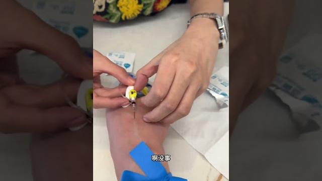 这是一个很好的打针教学教材视频,对于没有打过针的实习护士或者是刚毕业的同学,建议认真观看,我在视频里讲了很多的小技巧,希望大家都能记住。扎针日常 教别人扎针 护士懂护士 男护士长的日常 这是一个很好的打针教学教材视频,对于没有打过针的实习护士或者是刚毕业的同学,建议认真观看,我在视频里讲了很多的小技巧,希望大家都能记住。扎针日常 教别人扎针 护士懂护士 男护士长的日常