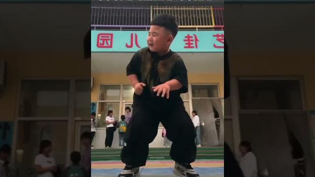 Mentahan bocil cina joget Mentahan bocil cina joget