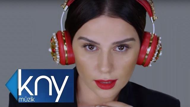 Merve özbey - topsuz tüfeksi̇z (official video) Merve özbey - topsuz tüfeksi̇z (official video)