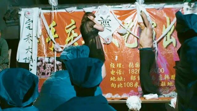 葬礼上跳艳舞,让母亲住牛棚,农村老人太悲哀,子女都是白眼狼《喜丧》 葬礼上跳艳舞,让母亲住牛棚,农村老人太悲哀,子女都是白眼狼《喜丧》
