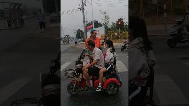 在中国的某个地方的等红绿灯是这样的 在中国的某个地方的等红绿灯是这样的
