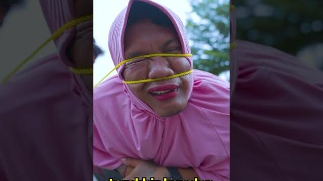 Tipe tipe cewek saat naik motor #shorts Tipe tipe cewek saat naik motor #shorts
