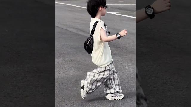 小孩哥的松弛感也太有感觉了。#骗你生男孩 #潮酷男孩 #男童穿搭 #夏日穿搭 #老钱风 小孩哥的松弛感也太有感觉了。#骗你生男孩 #潮酷男孩 #男童穿搭 #夏日穿搭 #老钱风