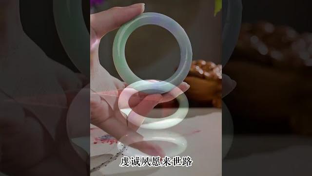 翡翠珠寶:底子温潤細膩的春帶彩手鐲一直備受小仙女們的喜愛️,俗話説的好,又紫又綠一生富裕。 翡翠珠寶:底子温潤細膩的春帶彩手鐲一直備受小仙女們的喜愛️,俗話説的好,又紫又綠一生富裕。