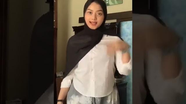 Jilbab hitam toket nya bikin crot Jilbab hitam toket nya bikin crot