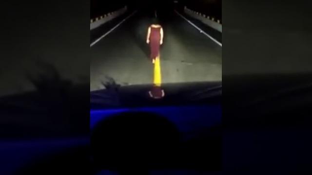 Camionero graba un fantasma en la carretera #fantasmas Camionero graba un fantasma en la carretera #fantasmas