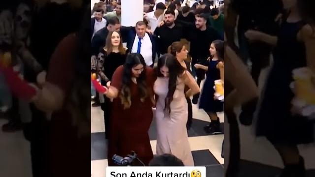 Halayda memesi açılıyordu ( sonuna kadar izle) Halayda memesi açılıyordu ( sonuna kadar izle)