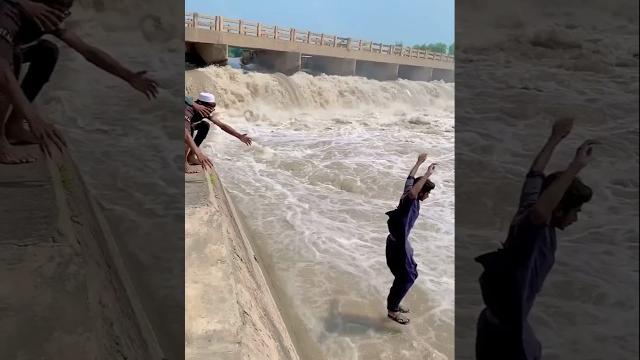Pani ni uthakar bahar fenk diya wait for twist don't miss end speed #ytshort #wow #funny Pani ni uthakar bahar fenk diya wait for twist don't miss end speed #ytshort #wow #funny
