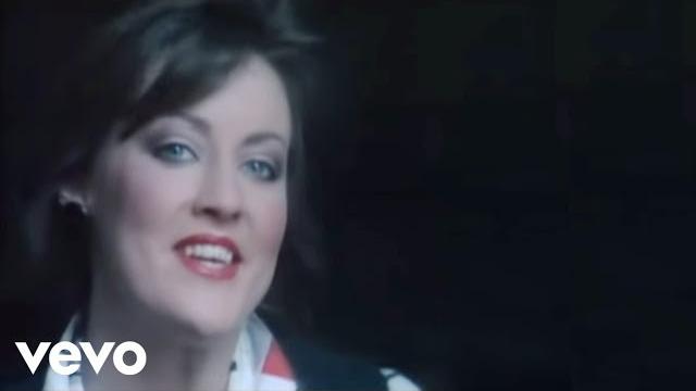 Katrina & the waves - walking on sunshine (official music video) Katrina & the waves - walking on sunshine (official music video)