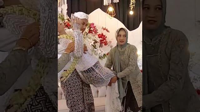 Mempelai jatuh pingsan mempelai pria sigap Mempelai jatuh pingsan mempelai pria sigap