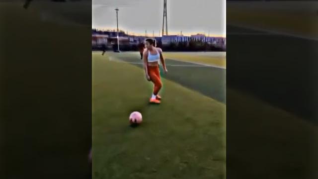 Ki̇mdemi̇ş kizlar güzel futbol oynayamaz Ki̇mdemi̇ş kizlar güzel futbol oynayamaz