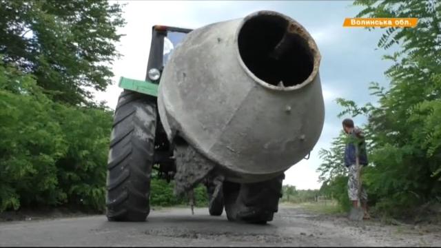 На волыни люди ремонтируют дороги за 50 тыс. грн На волыни люди ремонтируют дороги за 50 тыс. грн