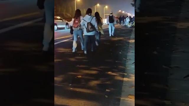 【夜骑开封第二高潮:警方封路, 骑手徒步行走】 【夜骑开封第二高潮:警方封路, 骑手徒步行走】