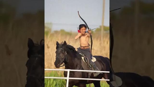 9岁男孩练习骑射,尽显少年豪气。网友:这就是传说中的少将军吧。 9岁男孩练习骑射,尽显少年豪气。网友:这就是传说中的少将军吧。