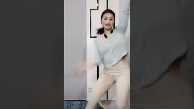 青青世界广场舞大秀性感翘臀 青青世界广场舞大秀性感翘臀