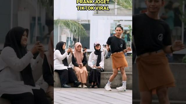 Ngakak! joget tiktok viral di depan ciwi cantik auto pada senyum dong#viral #tiktok #comedy Ngakak! joget tiktok viral di depan ciwi cantik auto pada senyum dong#viral #tiktok #comedy