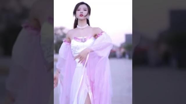 #跺脚运镜变装 #小妖姐姐 一念之间。 #跺脚运镜变装 #小妖姐姐 一念之间。