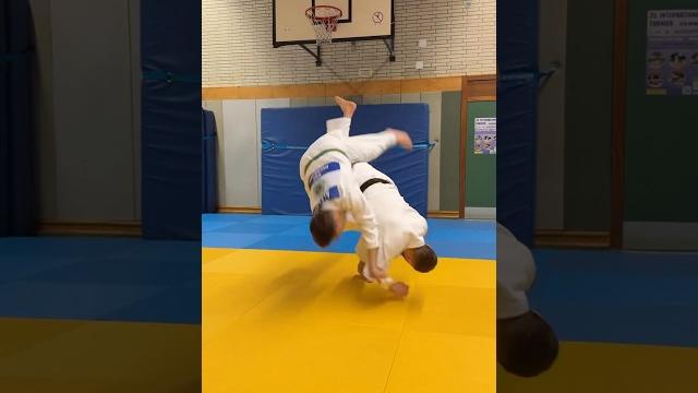 A variation of uchi mata at the moment when your opponent has blocked your right arm. #judo #bjj A variation of uchi mata at the moment when your opponent has blocked your right arm. #judo #bjj