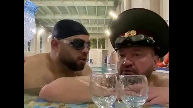 Уральские пельмени чудная семья в бассейне - с новым годом! Уральские пельмени чудная семья в бассейне - с новым годом!