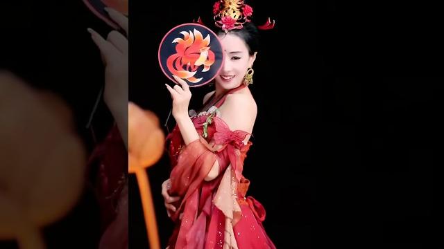忧郁的眼神妖娆的舞步#古风汉服美如画 #中国古典舞 忧郁的眼神妖娆的舞步#古风汉服美如画 #中国古典舞