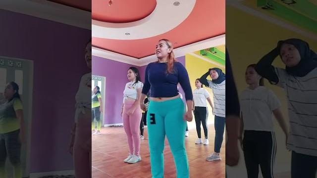 Tante leging ketat lagi zumba Tante leging ketat lagi zumba