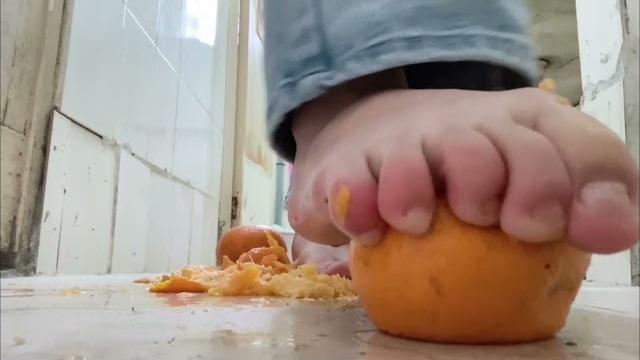 桃子女王裸足barefeet踩踏crush橘子 squishy food有剧情片段(完整版私信) 桃子女王裸足barefeet踩踏crush橘子 squishy food有剧情片段(完整版私信)