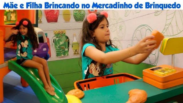 Mamãe e filha brincando no parquinho e mercado de brinquedo Mamãe e filha brincando no parquinho e mercado de brinquedo