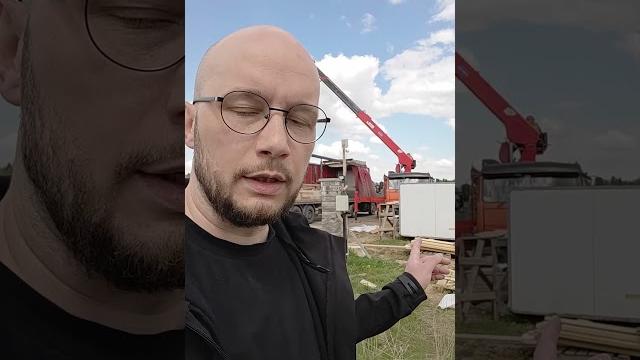 Выгрузка кровельного покрытия на крышу дома Выгрузка кровельного покрытия на крышу дома