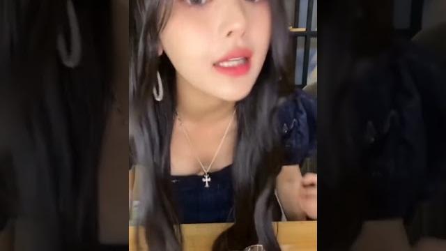 抖音800万粉丝明星杨超越直播时,助理帮忙脱外套,意外走光爆出ru头!#shorts 抖音800万粉丝明星杨超越直播时,助理帮忙脱外套,意外走光爆出ru头!#shorts