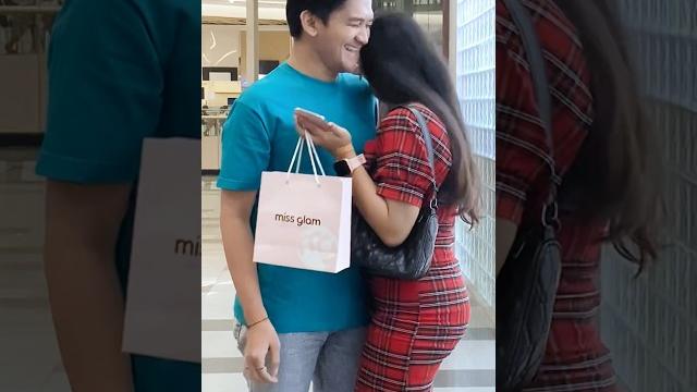Prank gandeng tangan cewe cantik malah dipeluk #shorts #prank Prank gandeng tangan cewe cantik malah dipeluk #shorts #prank