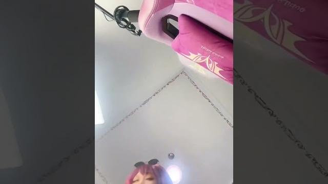 Di dudukin wanita raksasa Di dudukin wanita raksasa